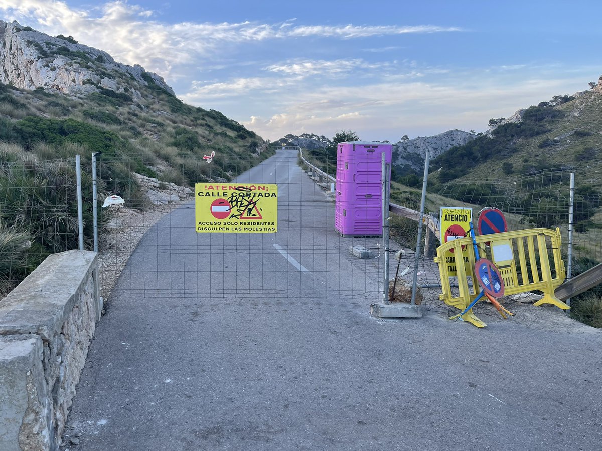 Faction_cc's tweet image. Mallorca’s Snake Pass. Last few miles of road to Cap de Formentor still closed. The road itself is rideable (don’t ask, we just know) but passing the road block might not be advisable or always possible. Works are at lighthouse access road only #mallorca #formentor @100Climbs