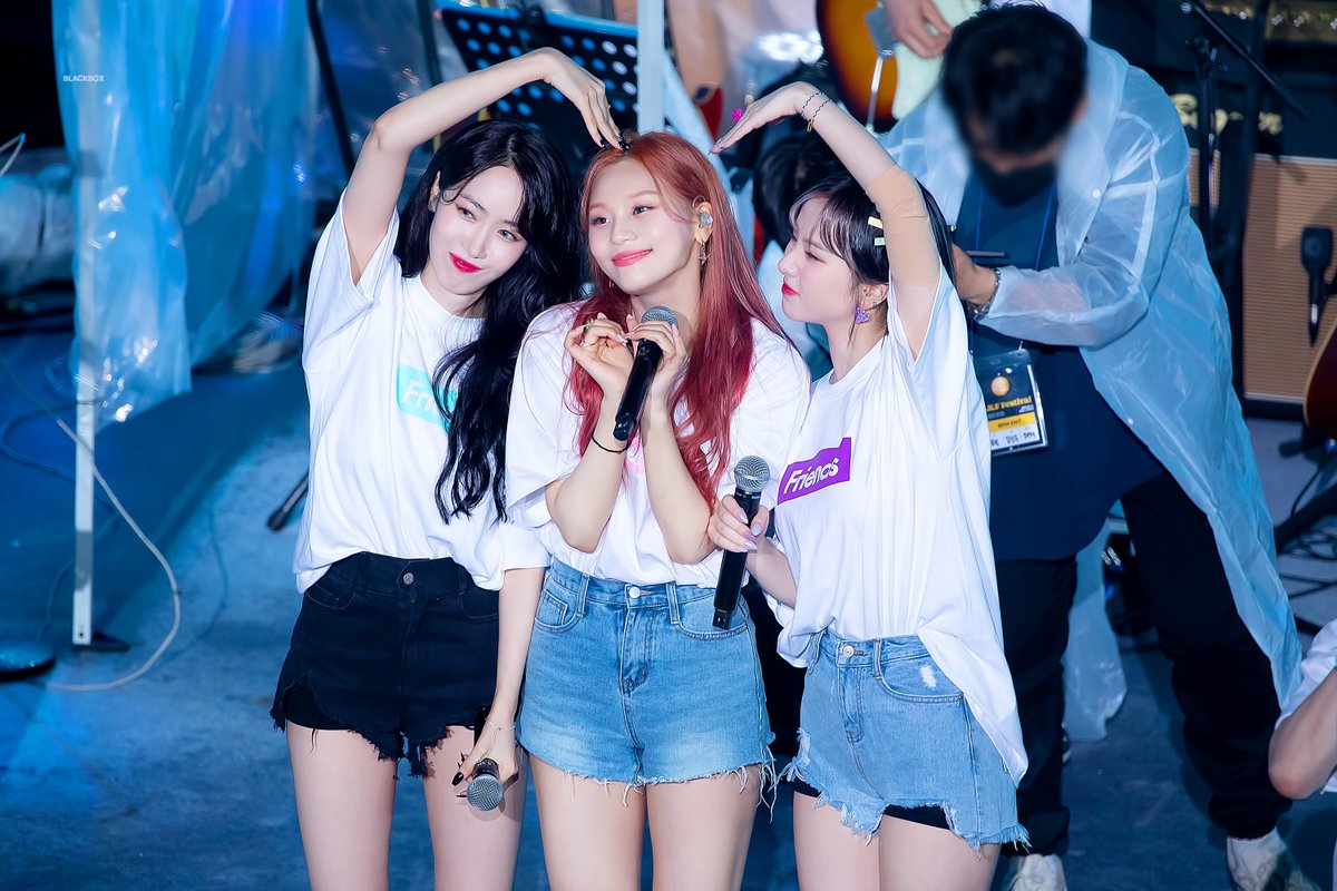 gf_blackbox's tweet photo. 220605 #VIVIZ #은하 #신비 #엄지 https://t.co/vxmmihK8hd