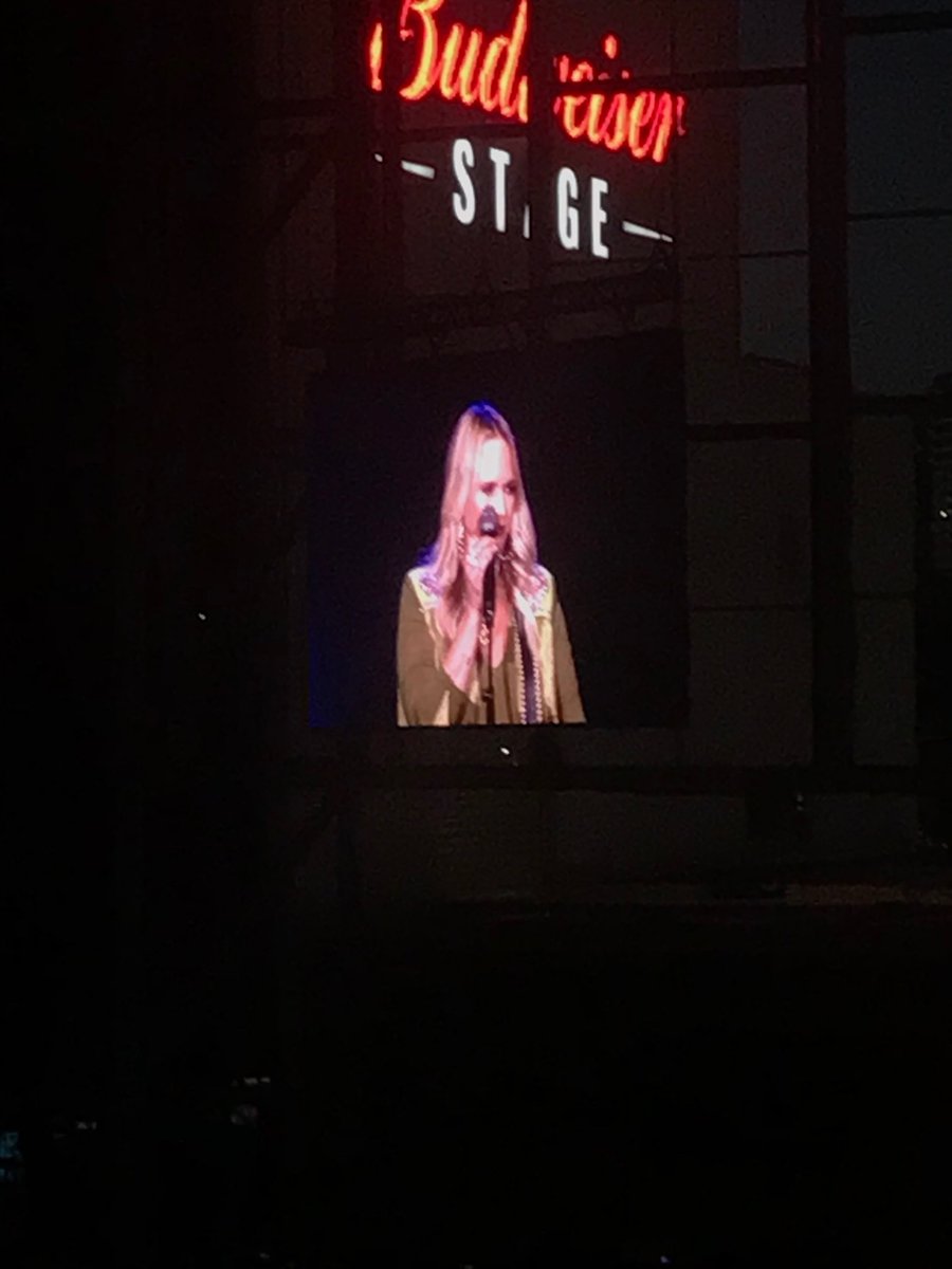 CassieeCora's tweet photo. #BandwagonTour2022 #Toronto #BudweiserStage #OnlyPrettier @mirandalambert https://t.co/lRVBmrgmiK