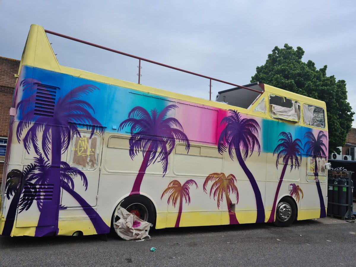 sobobeachclub's tweet photo. Graffiti artist hard at work 🤩🖌 🌴 🦩
.
#sobobeach #southbourne #lovesouthbourne https://t.co/tWm86tLiKZ