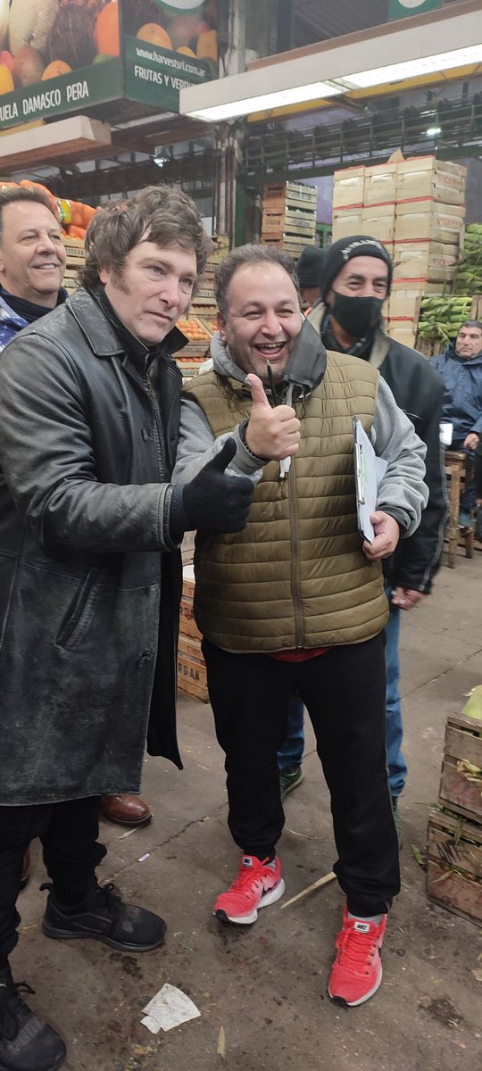 libertariosarg_'s tweet photo. @JMilei en el mercado central https://t.co/o164R5wTDI