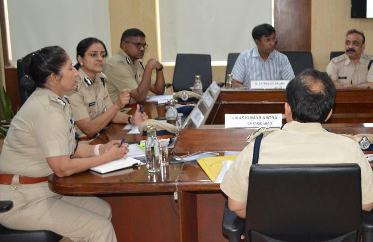 gurgaonpolice's tweet photo. An Inter district coordination meeting was convened today by #CPGurugram to deliberate on various issues pertaining to crime and L&O with inter-district ramifications.
@police_haryana
@DGPHaryana
@cmohry https://t.co/lq6TmxOzrt