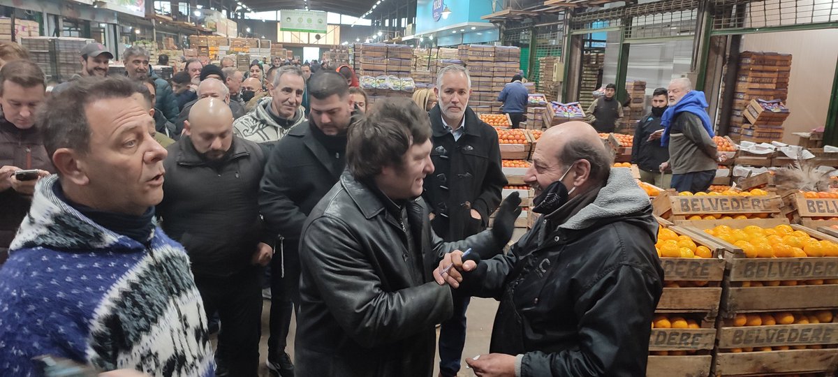 libertariosarg_'s tweet photo. @JMilei en el mercado central https://t.co/o164R5wTDI