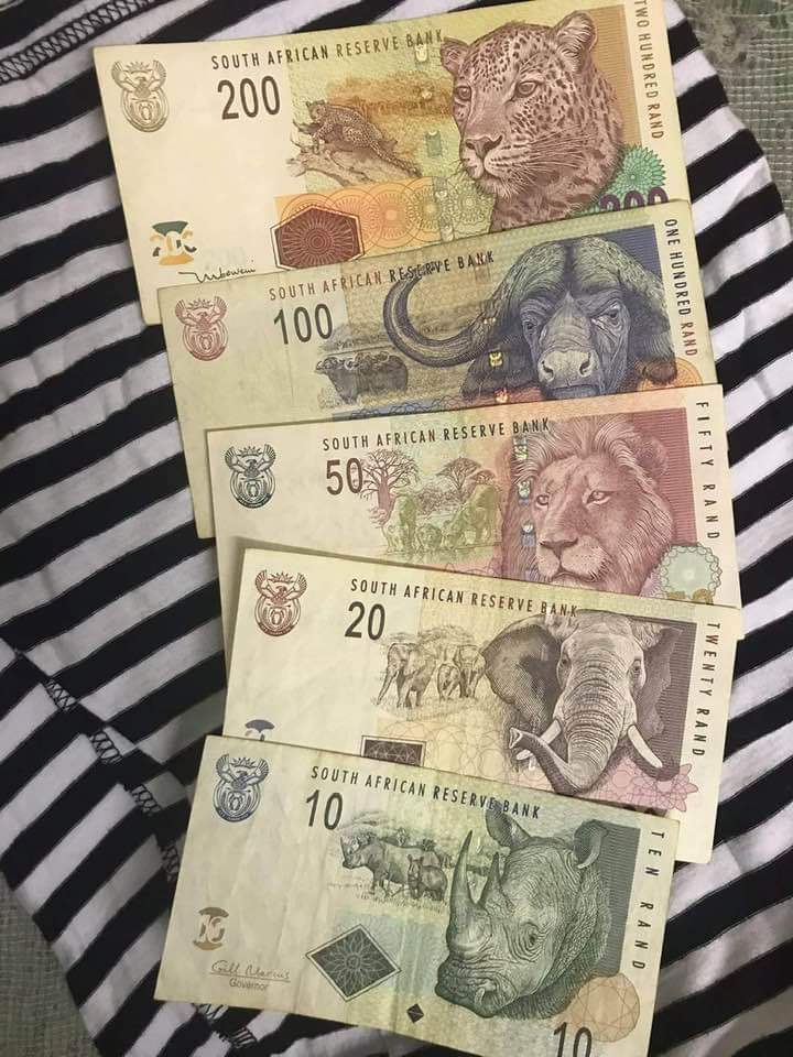 SavageMaveriick's tweet photo. What you could get using this ZAR, including cooking oil. 😩🤞🏾

[THREAD] https://t.co/Lyo9zCgRsd