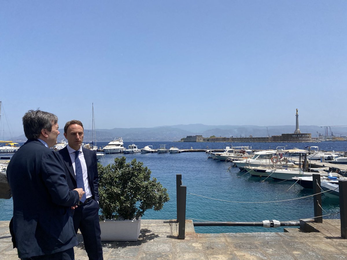 amendolaenzo's tweet photo. A #Messina al fianco di @FrancescoDeDom5, candidato a guidare una città strategica, una delle nostre porte sul mediterraneo. Con il #PNRR mettiamo risorse importanti sulla mobilità dinamica dello Stretto. 
Un investimento enorme per cui serve buona amministrazione. Forza Franco! https://t.co/GweTxZzUzN