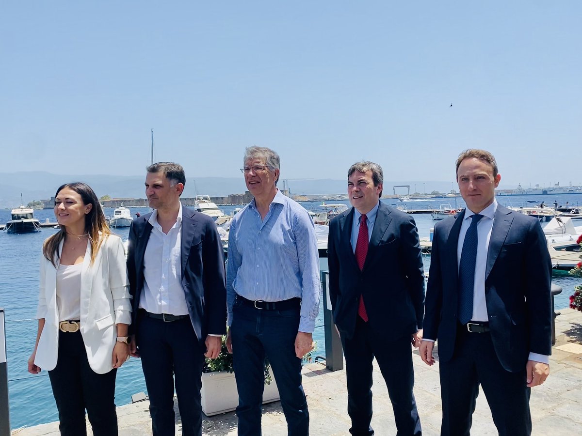 amendolaenzo's tweet photo. A #Messina al fianco di @FrancescoDeDom5, candidato a guidare una città strategica, una delle nostre porte sul mediterraneo. Con il #PNRR mettiamo risorse importanti sulla mobilità dinamica dello Stretto. 
Un investimento enorme per cui serve buona amministrazione. Forza Franco! https://t.co/GweTxZzUzN