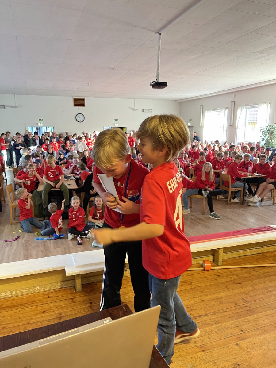DickenHandball's tweet photo. Junioravslutningen 2022 https://t.co/isyPiUkSBL #käsipallo #handboll https://t.co/O6i24vTHMz