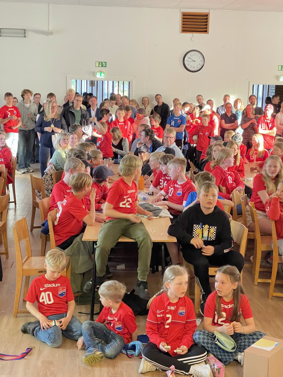 DickenHandball's tweet photo. Junioravslutningen 2022 https://t.co/isyPiUkSBL #käsipallo #handboll https://t.co/O6i24vTHMz