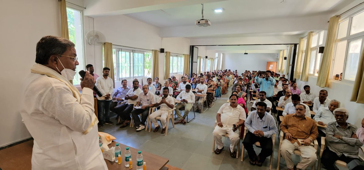 INCKarnataka's tweet photo. ವಿಪಕ್ಷ ನಾಯಕರಾದ @siddaramaiah ಅವರು ಮೈಸೂರಿನ ವಿದ್ಯಾವರ್ಧಕ ಎಂಜಿನಿಯರಿಂಗ್ ಕಾಲೇಜಿಗೆ ಭೇಟಿ ನೀಡಿ ದಕ್ಷಿಣ ಪದವೀಧರರ ಕ್ಷೇತ್ರದಿಂದ ವಿಧಾನಪರಿಷತ್ತಿಗೆ ನಡೆಯಲಿರುವ ಚುನಾವಣೆಯ ಪಕ್ಷದ ಅಭ್ಯರ್ಥಿ ಮಧು ಮಾದೇಗೌಡ ಅವರ ಪರ ಮತ ��ಾಚಿಸಿದರು. https://t.co/C2kxWCbjMP