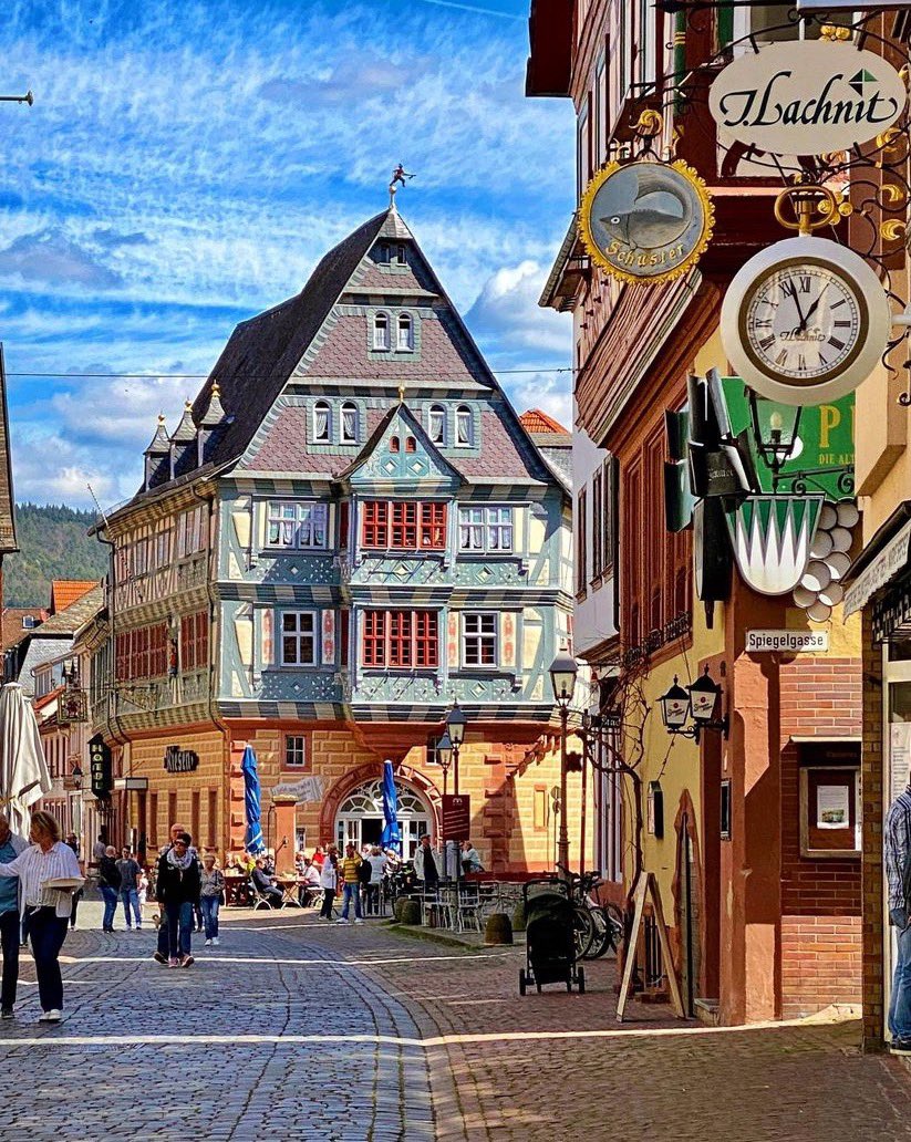 The beautiful Main Street of #Miltenberg with its eye-catching #Hotel 'Zum Riesen'.  #Germany 🇩🇪
📸 Photo © by voyageblonde via europestyle_ 🙌 #Europe #European #streetphotography #travel #Wanderlust #beautifuldestinations