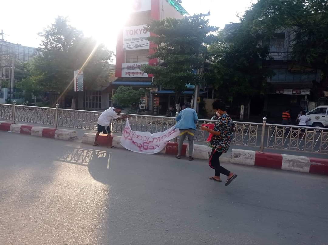 Khithitofficial's tweet photo. မုံရွာတွင် အလုပ်သမား သပိတ်ကို ဝန်းရံကြရန် စာတန်းချိတ်ဆွဲသည့် လူငယ်များကို စစ်တပ်က ပစ်ခတ် ဖမ်းဆီး၊ လူငယ် အားလုံး လွတ်မြောက် 

ရန်ကုန်၊ ဇွန် ၆ 
Read More -> https://t.co/9EqgULDDSo https://t.co/b4JoZMQuZI