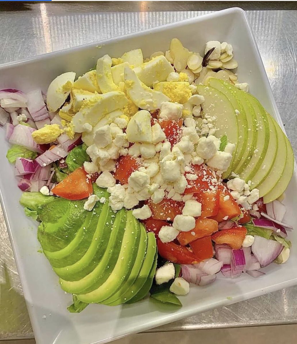 Generoasta's tweet image. California dreamin’ salad with pear and avocado ✔️ #generoasta #salads
