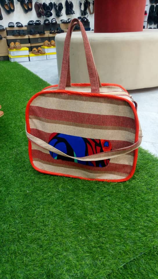 Hadassah255's tweet photo. Karibuni Sana Handbags,Kwa Wanaume na Wanawake🎀 Size Kubwa na Kati💰Bei 35000/= na 30000/=#Couture#🥰 https://t.co/Q6EPQcGAKU
