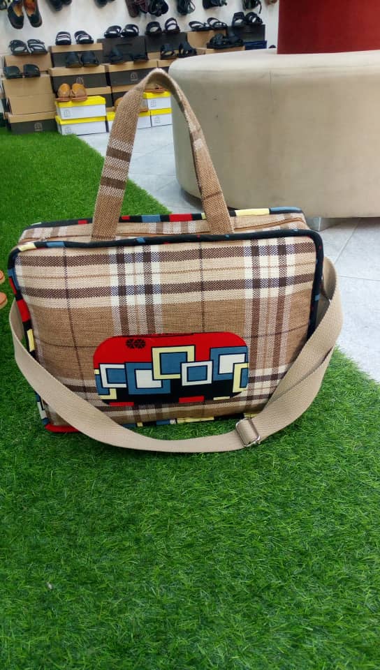 Hadassah255's tweet photo. Karibuni Sana Handbags,Kwa Wanaume na Wanawake🎀 Size Kubwa na Kati💰Bei 35000/= na 30000/=#Couture#🥰 https://t.co/Q6EPQcGAKU