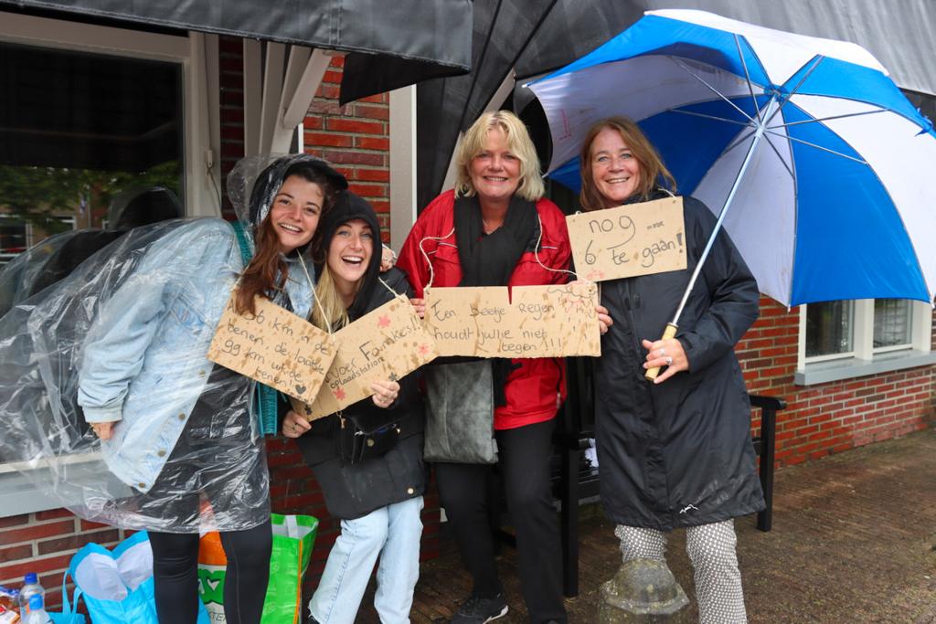 Stempelen in het schilderachtig mooie #IJlst. Dat levert fraaie plaatjes op! Voor de nieuwsgierigen: er zijn nu 400 mensen binnen, de stempelpost #Leeuwarden is dicht en laatste mensen op de route zijn bij #Winsum. Foto's: Wilfred de Bruijn