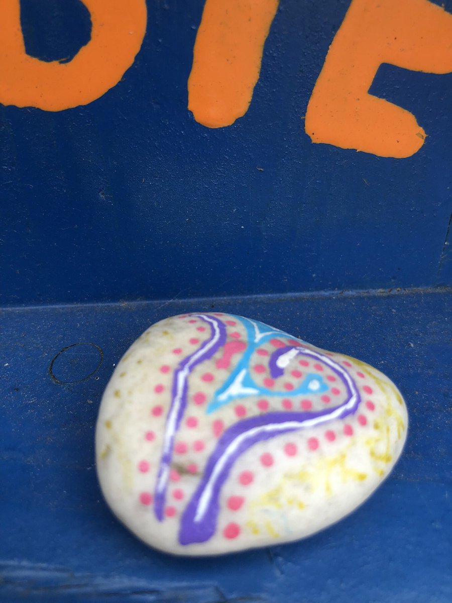 angela_vanee's tweet photo. Dat is lief! #minibieb #zwerfstenen #keitof #gelukkigzijnerooklievemensen #maarssen #zwerfkei #rocks #doeislief #stichtsevecht #shortlane #happystone #love #smile #beschilderdesteen #lief #painted #kortelaan https://t.co/LIHIF7VRip