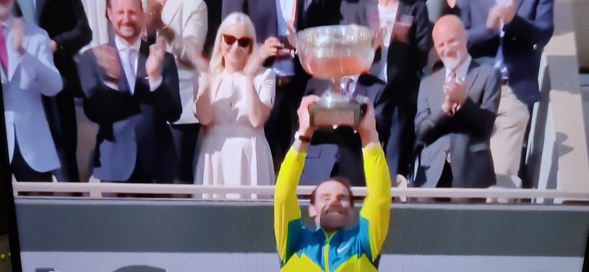 martinalgarra's tweet photo. Nadal: "Mi sueño es seguir jugando a tenis... el día a día". Esta salud mental, más que los títulos, incluso, es lo que hace grande grande a Rafa. https://t.co/VoOpnNUrFj