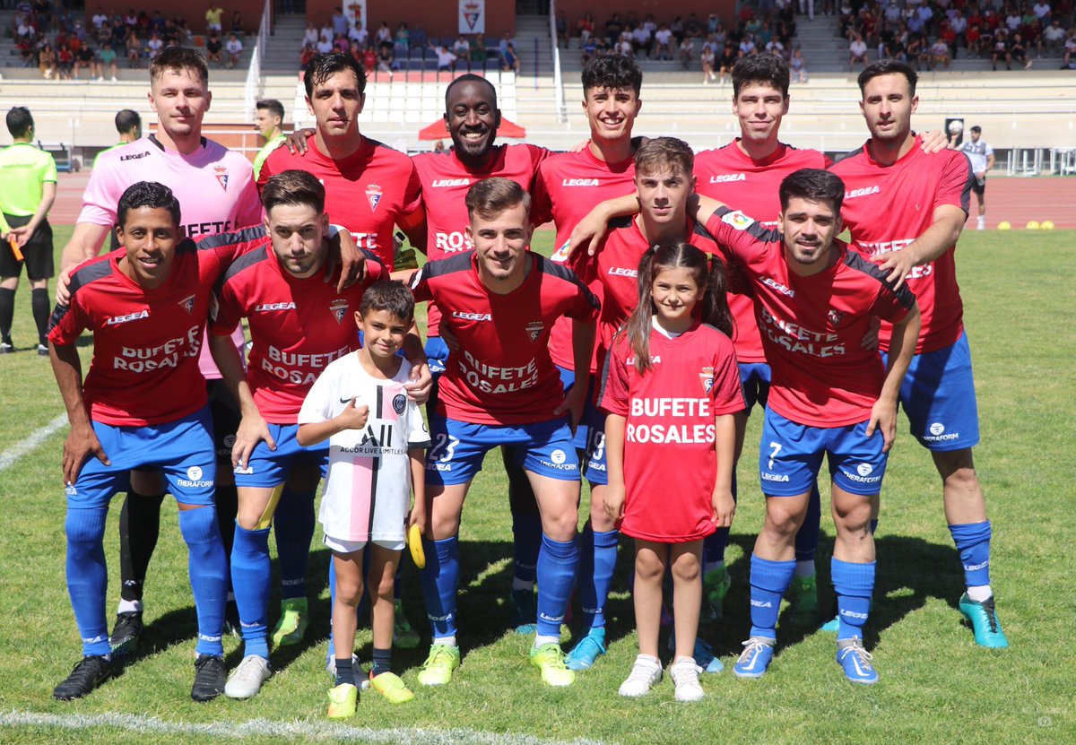 Lo que vivimos ayer en El Deleite fue espectacular 🔥 gracias a todos los que nos acompañasteis y empujasteis hasta el final. Queda la última final para conseguir el objetivo ⚔️ Nos vemos el Domingo ribereños! 💪🏻 ❤️💙<a href="/realaranjuez/">Real Aranjuez CF</a> <a href="/aupaRAranjuezCF/">Peña Real AranjuezCF</a>