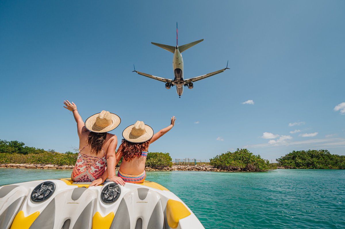 ARUBA_AIRPORT's tweet photo. Who has one of the best plane spotting views! 🛬🏝️
We do! 😎
#AUAAirport #AUA #Travel #Wanderlust #planespotting #spotters #viewfordays #onehappyisland #aruba https://t.co/6xdq3I4KPz