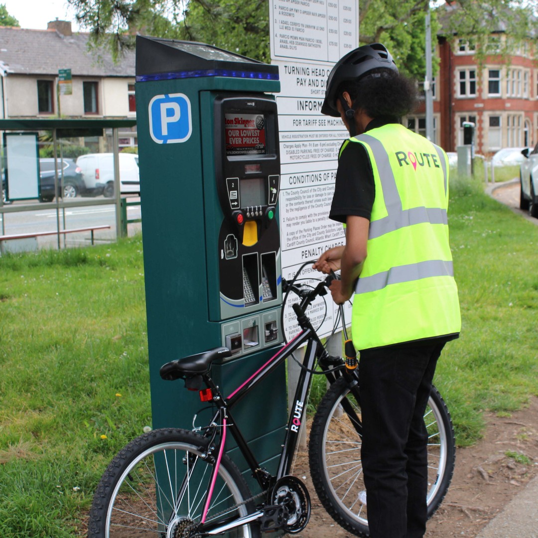 RouteMediaUK's tweet photo. You might spot our Omar out today as he manages our Cardiff Parking Meters on the Route bike 🚲 Omar makes sure the screens are in top shape to ensure client campaigns run smoothly! If you see him, give him a wave! 👋

#RightRoute #Team #Cardiff https://t.co/HOUmoENhXb