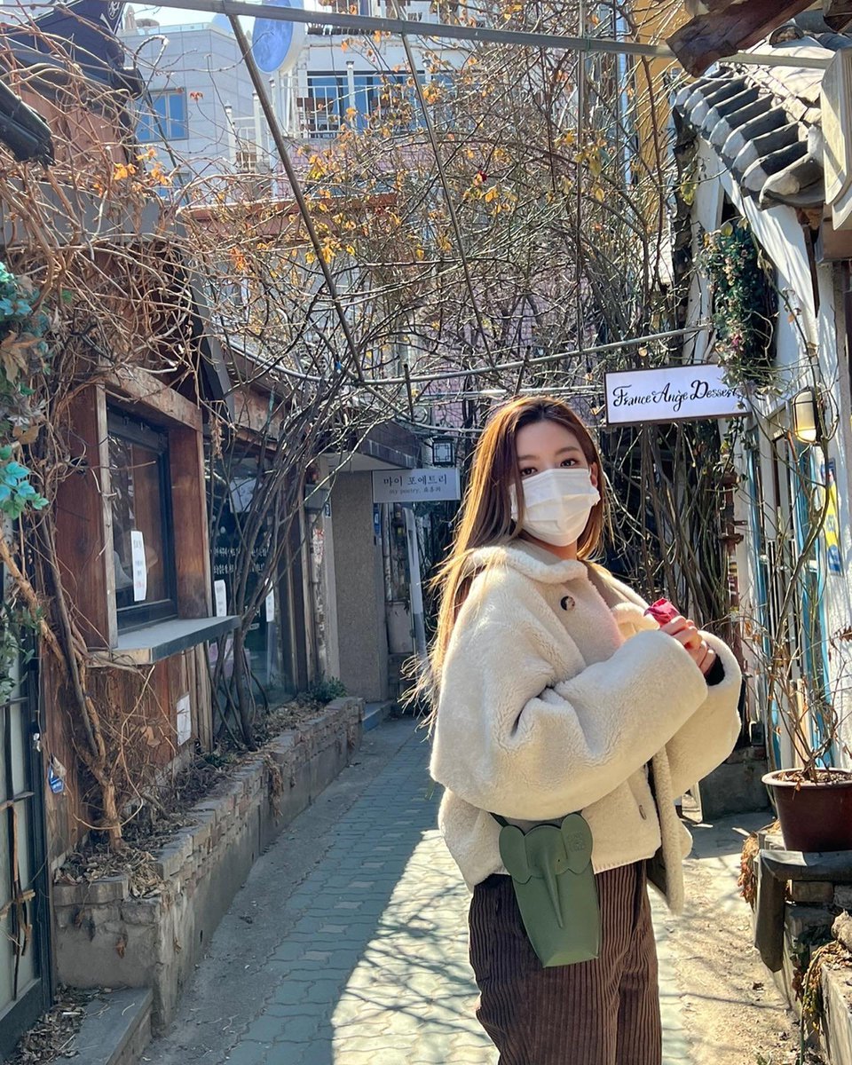 hourly lia (@liashours) on Twitter photo 