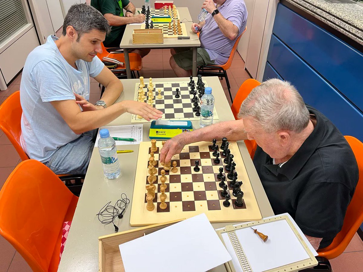 EscacsReus's tweet photo. Matx amistós Escacs Reus Vs Jugadors de la ONCE. El resultat era el de menys (vam perdre ☹) l’important és fer visible la integració a l’esport i els escacs ho són perquè es pot competir en igualtat de condicions. 
#escacs #ajedrez #chess #integracio
@ONCECatalunya @ONCE_oficial https://t.co/3cYDrY9A3d