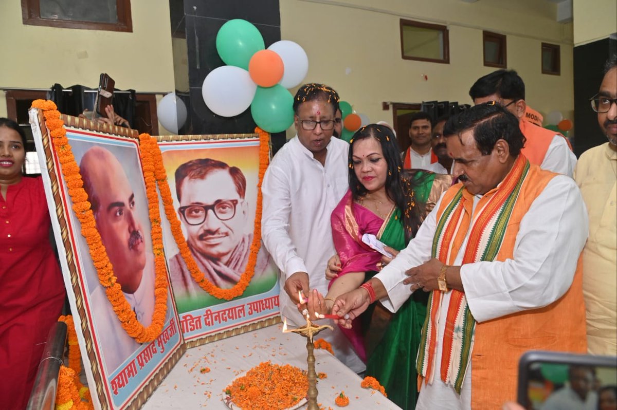 PoojaSh59575815's tweet photo. Bhartiya Janta party Saran mahila morcha dawara mahila janpratinidhi avm mahila udhmiyon ka saman karyakarm #rastriymahilamorch #AmitShah #BJP #bjpbihar #mithileshtiwari #lajwantijha #annusingh https://t.co/gs82i00spt