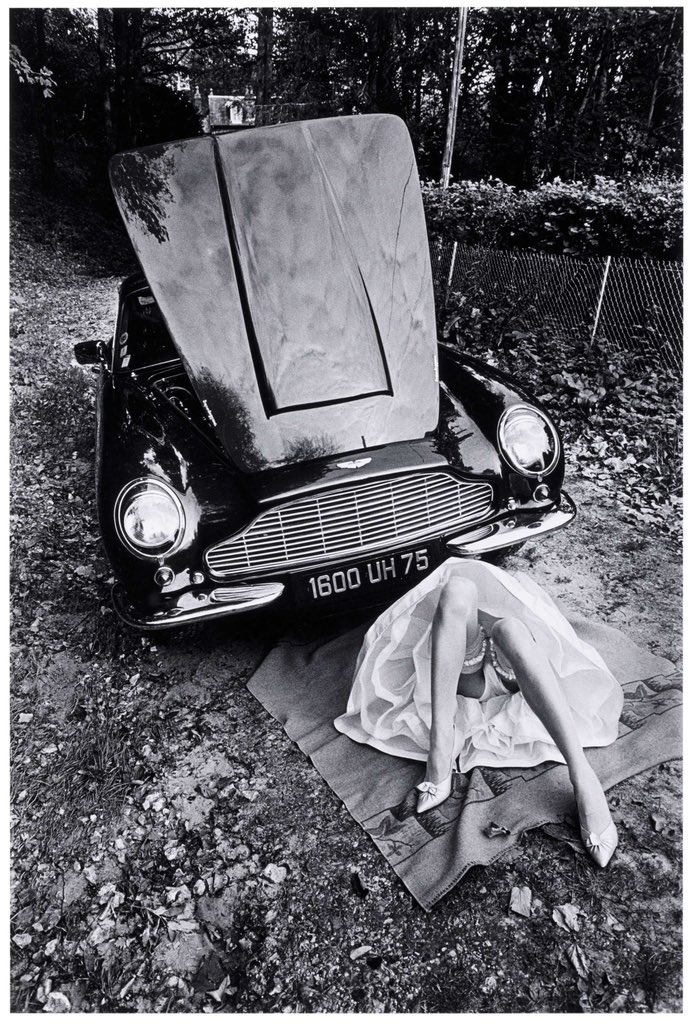 法國比攝影師Jeanloup Sieff,喜歡用廣角拍人,所以你想拍大長腿得學會用廣角,而不是後期拉到變形.他比較知名的作品挺多的⋯給伊夫聖羅蘭先生拍過人體.他的片子絕大多數都是黑白的,我記憶中好像沒有彩色片子.想拍好黑白片子真的應該好好跟大師學學,另一位拍黑白多的大師是Helmut Newton  
#分享好片