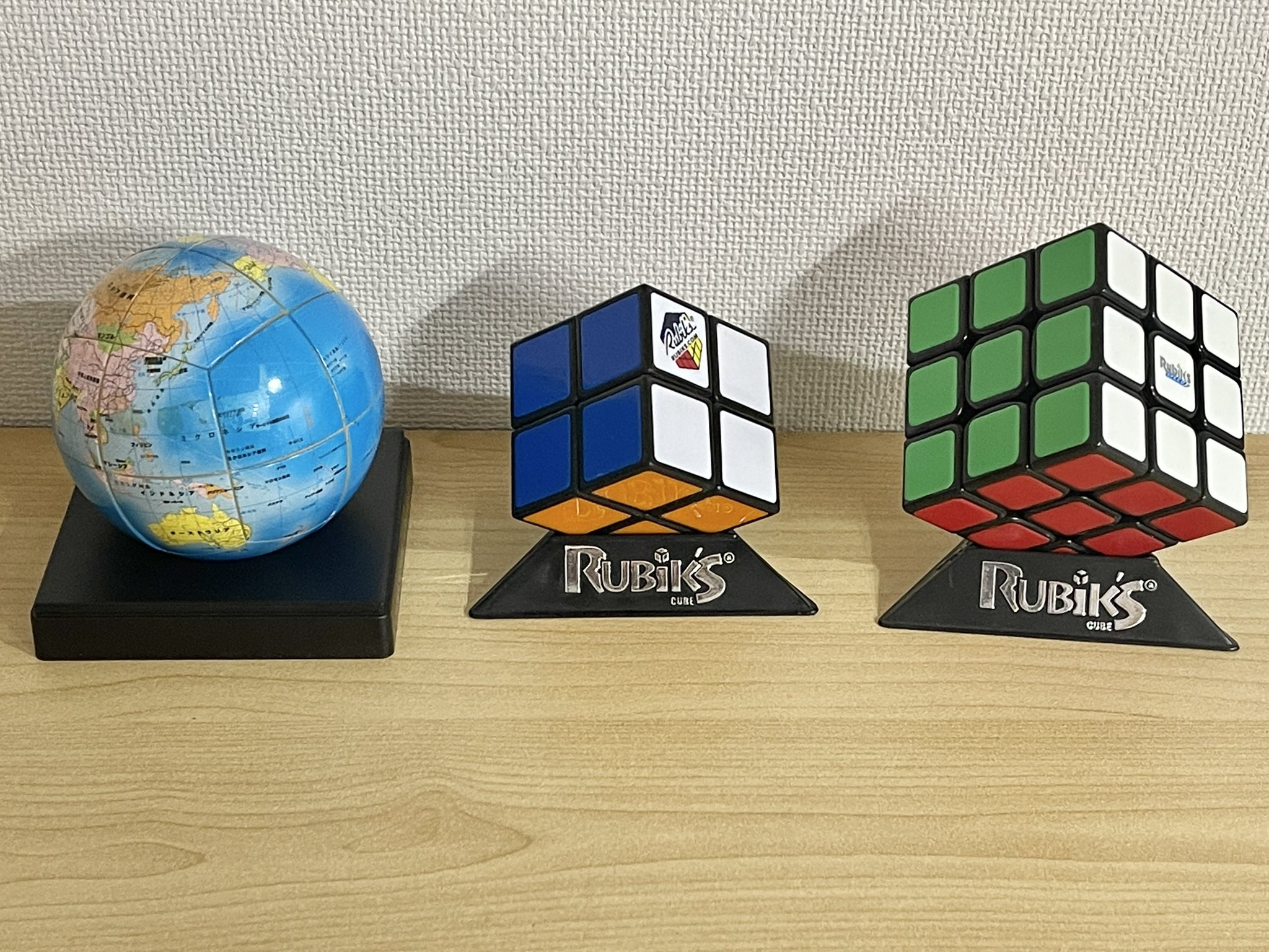 大島学習塾 当塾には色々なルービックキューブを置いています 右の3 3ができるようになれば 真ん中の列を無視して考えれば2 2もできます 左の地球も回せるようになっていて2 2と本質的に同じパズルです 3 3をクリアできる生徒さんが それを見抜いて