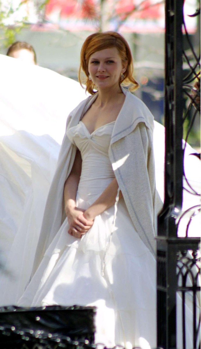 🔙 20 years ago today, Kirsten Dunst filmed this scene for 'Spider-Man 2'  in SoHo, New York City., image size:691x1200