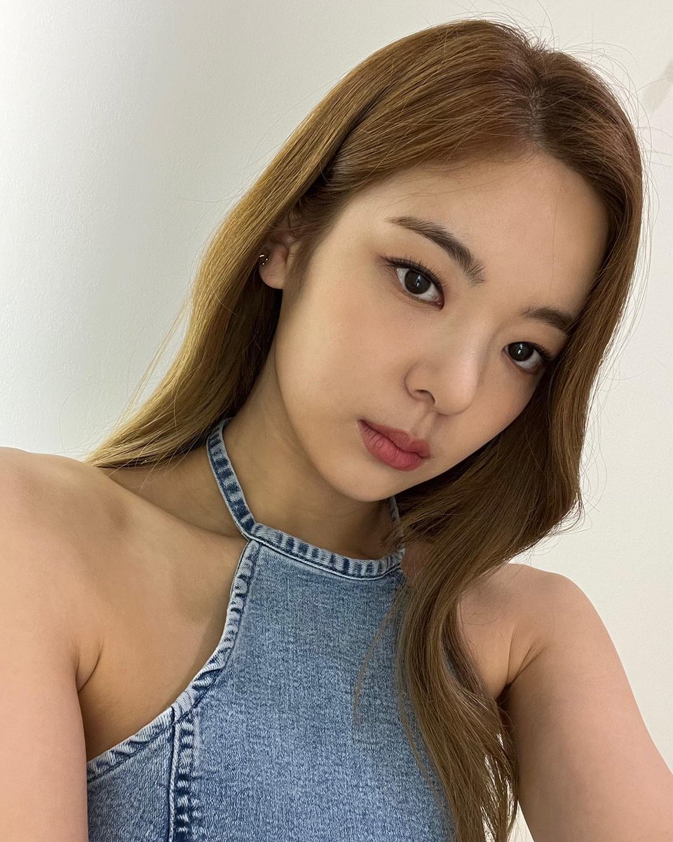 hourly lia (@liashours) on Twitter photo 