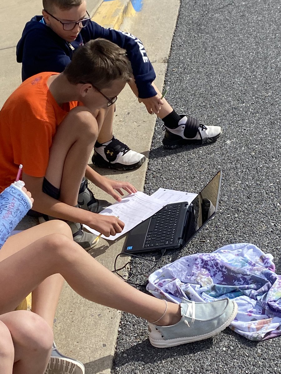 SharonD_Lilly's tweet photo. 6th grade students at @MtAiryMiddle built light spectrometers and then measured the effectiveness of shirts and sunblock at blocking UV rays! It was amazing to see them create and use technology in science class! @CCPSk12 @CCPS_does_sci @ChrisHynes18 https://t.co/wXzdEZQ3f6