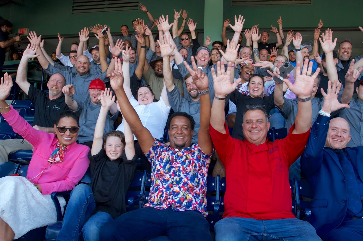 45PedroMartinez's tweet photo. Boston, you never disappoint! Once again you came through the way you always do and I loved every minute of it! Thank you for joining us at our Fourth Annual #feastwith45 at Fenway and for showing so much support for what we do at @pmfusa 🙌🏼
Thank you everyone!! https://t.co/cyaIiMpC95
