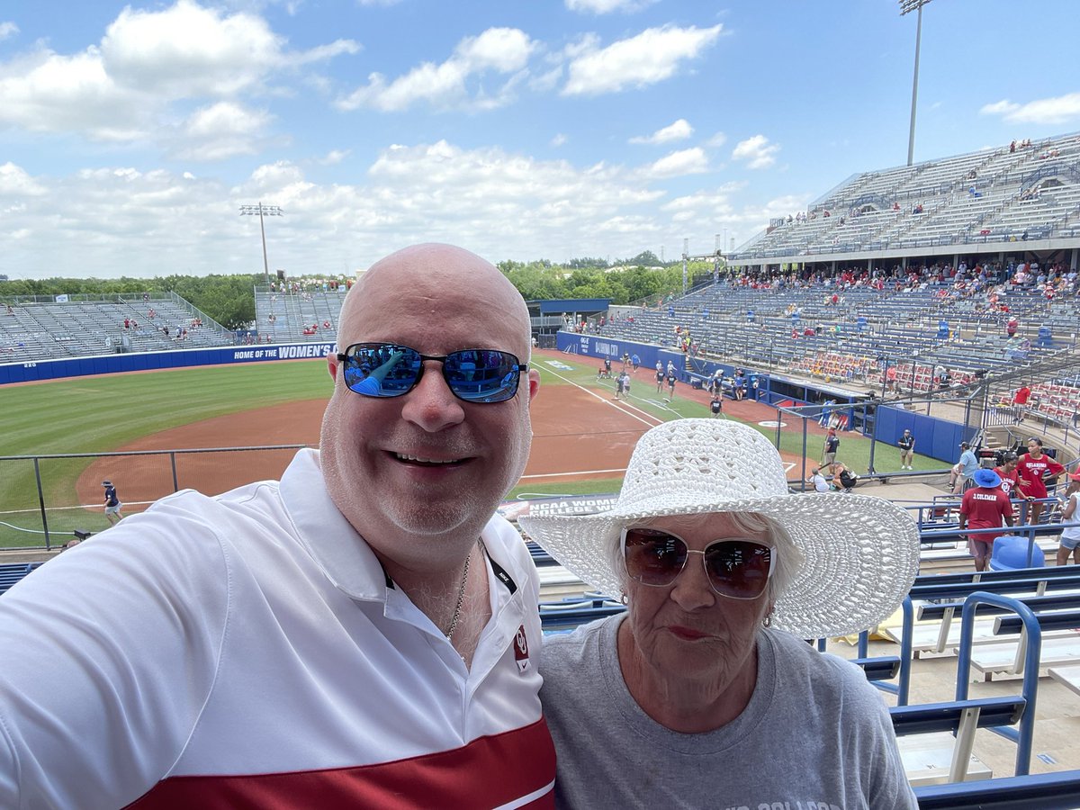 PlayByPlayGuy1's tweet photo. A little longer day than expected at the Women’s College World Series with the moms! #OUvsUCLA #WCWSSelfie https://t.co/OroHgyMuor