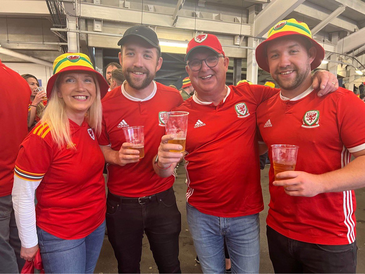 dyfrigellis's tweet photo. Am noson!!   #faw #YmaOHyd #TogetherStronger #WorldCupQualifiers @tegwen_ellis @JacobDEllis @efanellis1992 https://t.co/zs64rMLVOy
