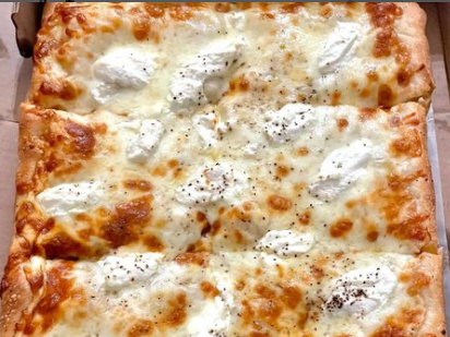 Choose the road that leads you here 🚗
.
.
Order on Slice: 1l.ink/4DK2BGC
.
#fresh #pizza #grabaslice #tomatobasil #slice #square #madeinnewyorkpizza #NYEats #PizzaTime #NYPizza
