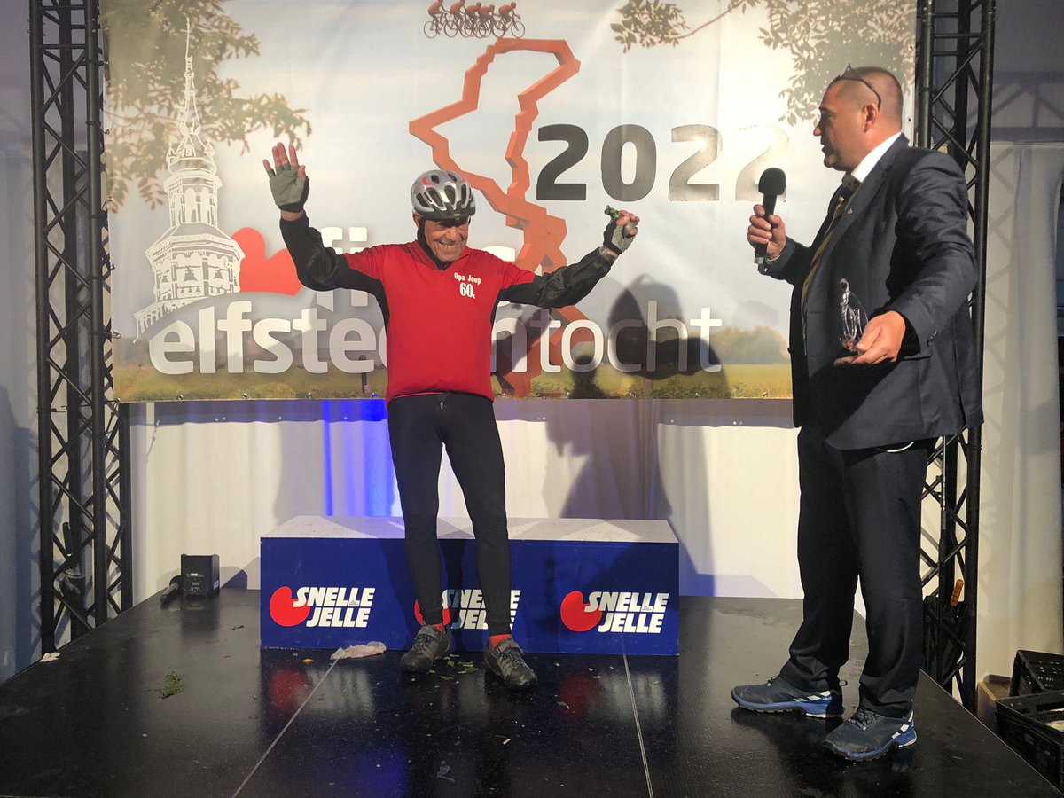 En daar is ook Joop de Jong! Hij heeft vandaag voor de 60e keer de #Fietselfstedentocht uitgereden. Voorzitter Stephan Rekker zette de jubilaris (onder luid applaus van de mensen in de finishtent) in het zonnetje. 👏🏻