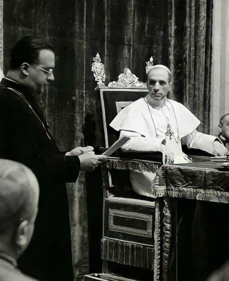 <a href="/OCObispo/">OCObispo</a>  Retweeted
Padre V
@padre_rmv
Padre Georges Lemaître explicando su nueva "Teoría del Big Bang" propuesta al Papa Pío XII (1951). Albert Einstein estaba en la audiencia.