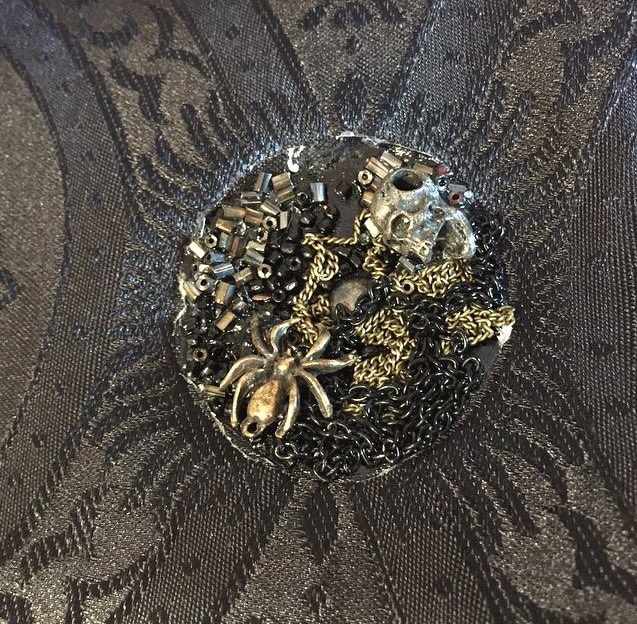 The details on Terzo’s robe (pope dress? idk I can’t remember what it’s called) is so pretty I want to crunch up the little beads in my mouth