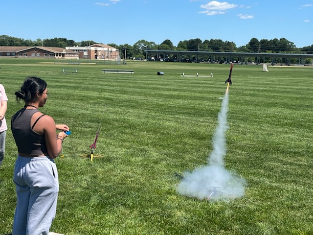 MTPScurriculum's tweet photo. Today, Williamstown High School students reached for the stars as they earned their rocketry badges. Great work, @WilliamstownHS JROTC!🌟🚀 https://t.co/rmUYugk09t