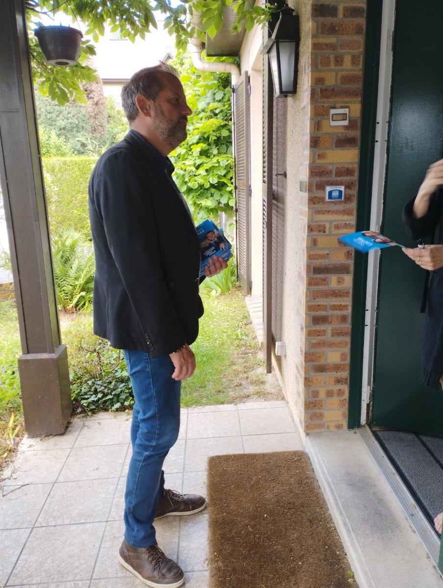 victorienlachas's tweet photo. Opération de porte à porte dans les quartiers du Hazay et des Essarts à Cergy. 

Homme de terrain, je serais mobilisé jusqu'au bout pour vous convaincre. C’est ensemble que nous porterons le projet d’Emmanuel Macron 🙌🏼

#legislatives2022 https://t.co/IeWqoCEAJn
