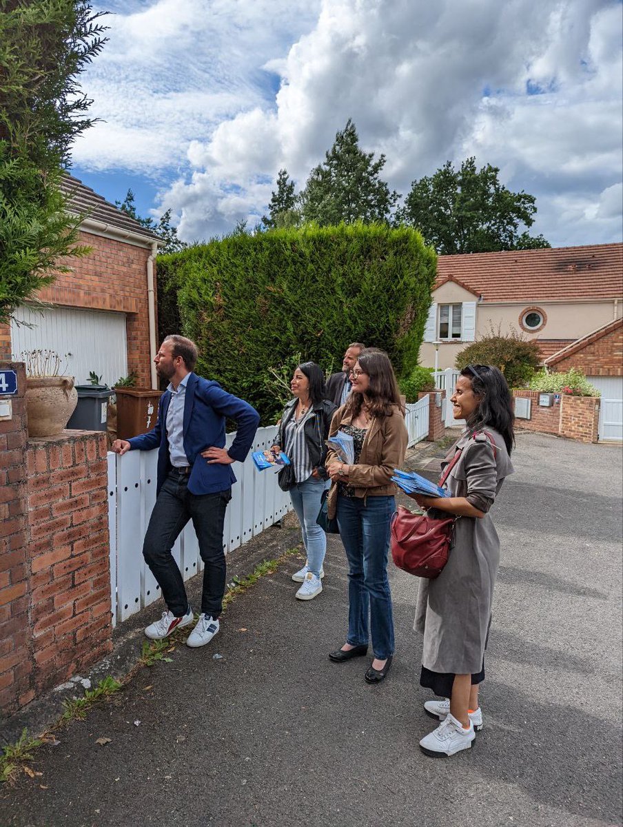 victorienlachas's tweet photo. Opération de porte à porte dans les quartiers du Hazay et des Essarts à Cergy. 

Homme de terrain, je serais mobilisé jusqu'au bout pour vous convaincre. C’est ensemble que nous porterons le projet d’Emmanuel Macron 🙌🏼

#legislatives2022 https://t.co/IeWqoCEAJn