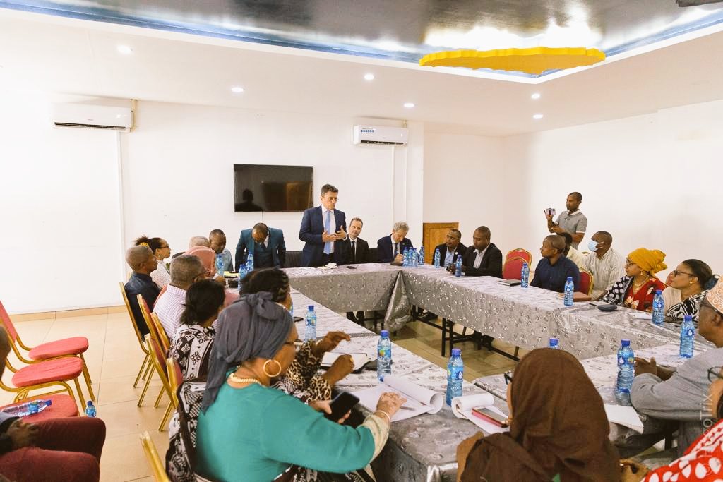 SylvainRiquier1's tweet photo. Les entreprises de l'ile d'#Anjouan aux #Comores 🇰🇲 au cœur du développement et de l'#emploi. Échanges approfondis sur le climat des affaires à la chambre de commerce de #Mutsamudu. Honneur aux chefs et cheffes d'entreprises ! https://t.co/mKyiul8RwD