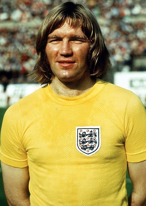 robertmdaws's tweet photo. #TonyCurrie #england in the little used ' yellow' https://t.co/qGGmMBqLns