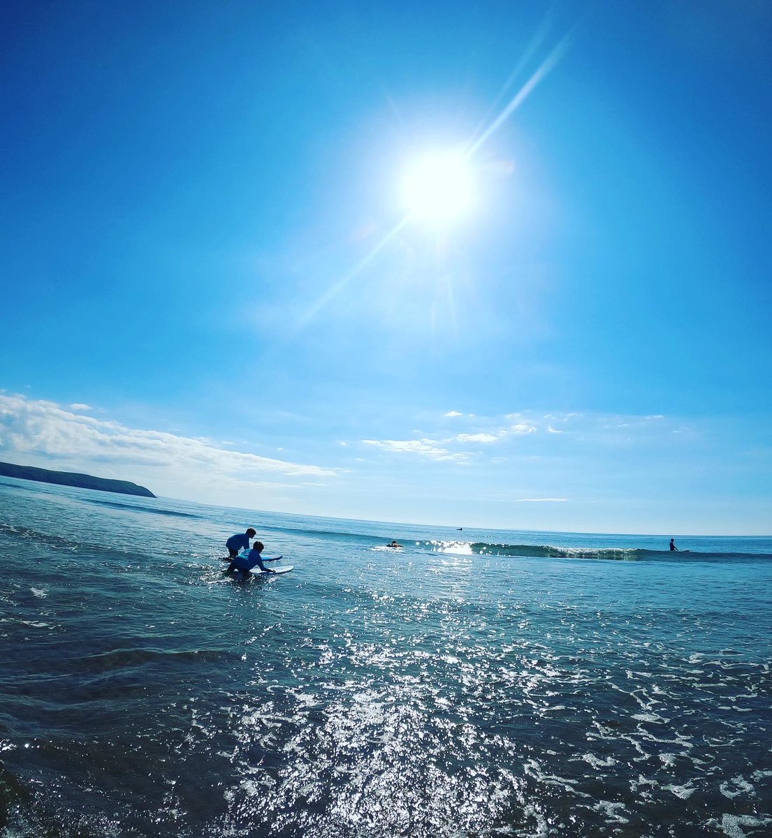 Epic conditions for tonights Grom squad! As always, tonnes of energy, smiles and fun! 🤙☀️🌊 #woolacombe #surfschool #kidsclub #surfclub #gromsquad #woolacombebay #woolacombebeach #kidswhosurf #rippers #smiles #energy #northdevon