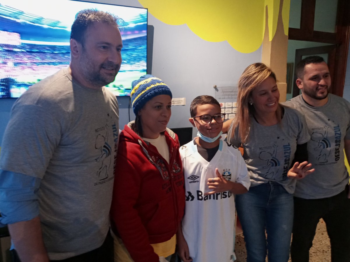 DesejoAzul's tweet photo. @eduardogabardo @Edu_1903gremio e Léia da Luz foram os voluntários que entregaram a camiseta do @gremio para o Eduardo . https://t.co/zPJRzsxhBo