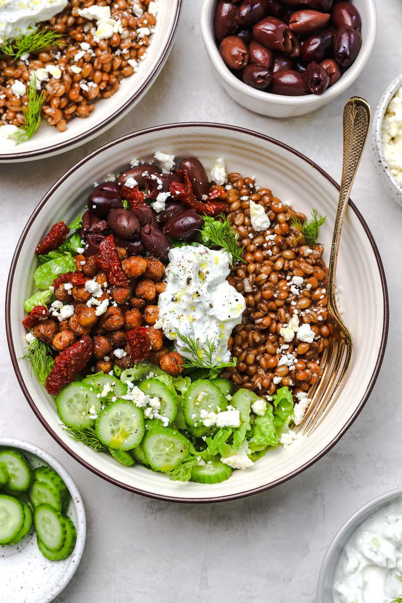 Looking for a delicious lunch recipe? These Mediterranean Grain Bowls by Well Seasoned are full of delicious ingredients and all of the nutrients you need to get you through the day!🍅
.
Grab the recipe at the link in our bio or here 👉 calsundry.com/mediterranean-…