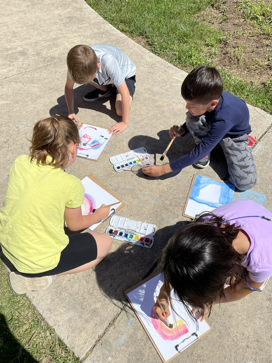 _MsVillagomez's tweet photo. Today was such a perfect day for painting outside! 🎨 #BalloonCountdown https://t.co/ix4Y4XNnwQ
