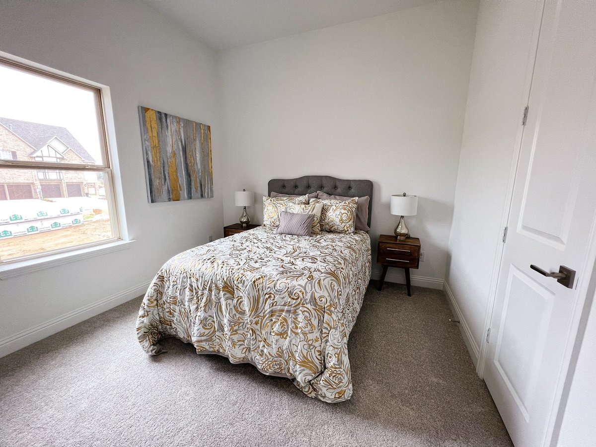 StannumProperty's tweet photo. Secondary bedrooms and bathroom on main floor https://t.co/E0jMo4KOxr