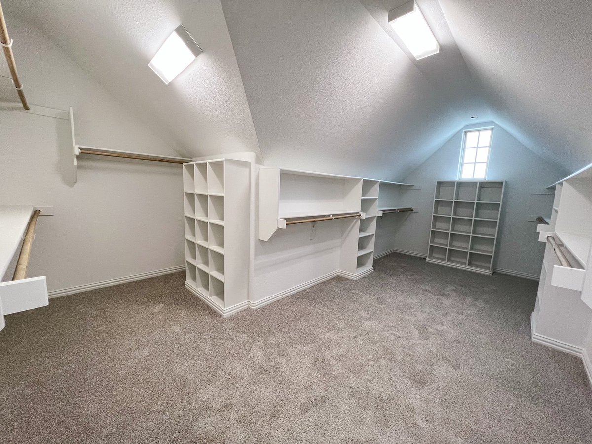 StannumProperty's tweet photo. Spacious primary bedroom and primary closet https://t.co/RvSUjqKPMF